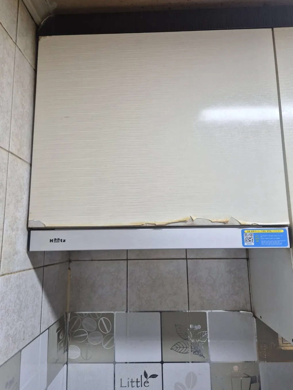 상부장 하부에 맞춰 교체를 마친 매립형 후드